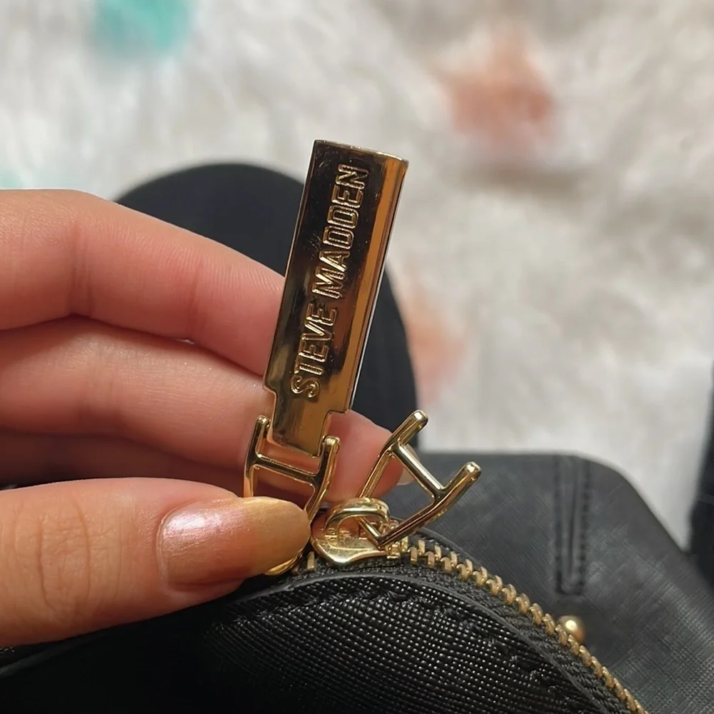 STEVE Madden Black and Gold Bag‎